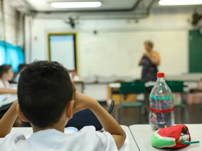 Uso excessivo de IA preocupa educadores e cientistas pelo impacto na aprendizagem