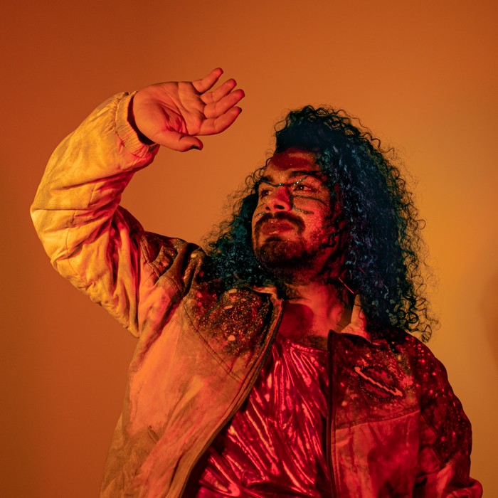 Cantora e produtora, Alexys Agosto fala sobre seu mergulho na criação musical: “A música me dá muita vitalidade”