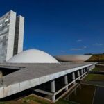 Congresso retoma atividades com foco em orçamento, reforma e pressão política