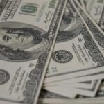 Dólar encerra pregão em queda pela quinta vez seguida