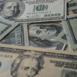 Dólar fecha em queda e é cotado a R$ 5,51 com influência do cenário externo