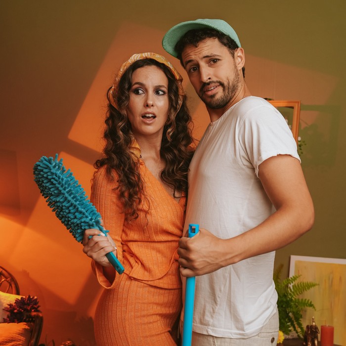 “Loiça por Lavar”: a nova canção do duo português adois que todos os casais vão querer ouvir