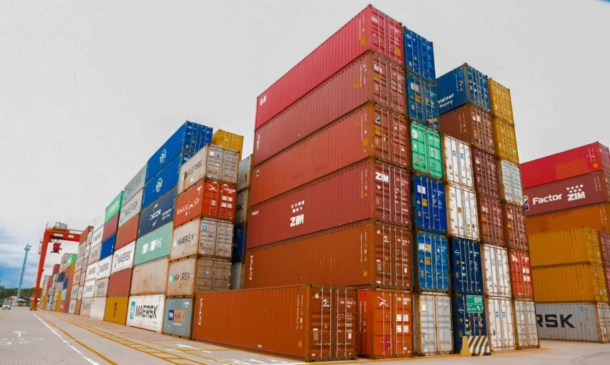 Tarifaço dos EUA sobre produtos brasileiros entra em vigor e pode reduzir preços no mercado interno