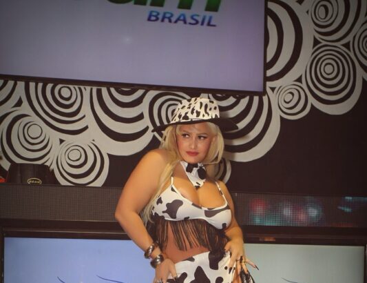 Forró, ousadia e polêmica: Andressa Mancini causa no palco do Miss Bumbum Brasil 2025