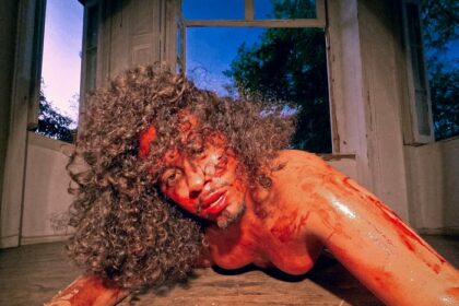 Cayo Real ressignifica a dor no resiliente e forte single “Com a Lírica”