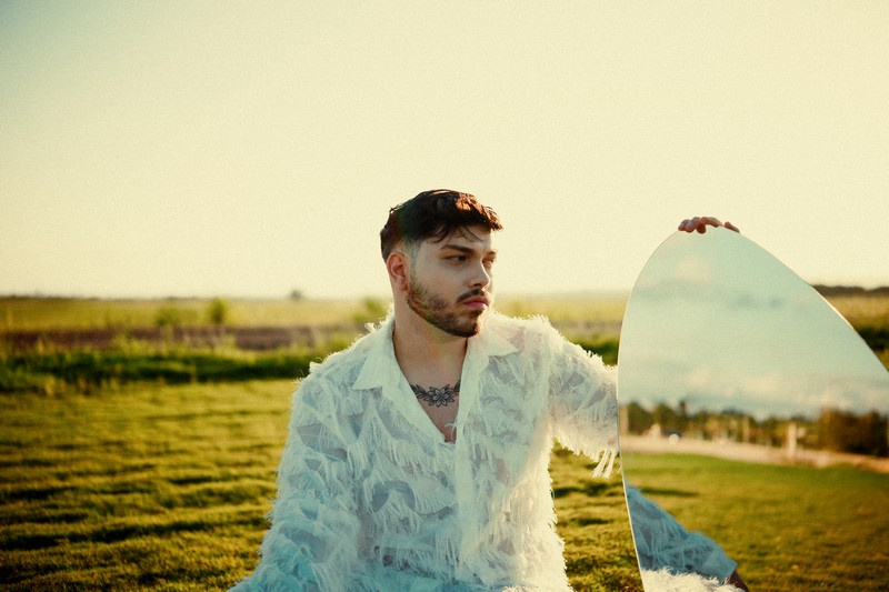 Vini estreia “Indomável”, um álbum sobre superação e reencontro