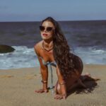 Ousadia e Sensualidade em Foco: Myst Kali brilha em ensaio fotográfico na praia