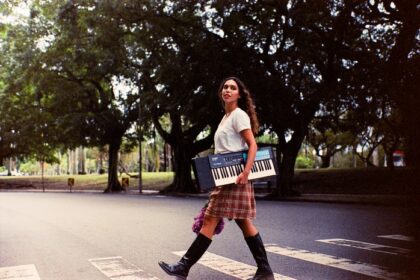 “Ter Filhos Fortes”: novo single de Dora Sanches emerge como um sussurro que vira coragem