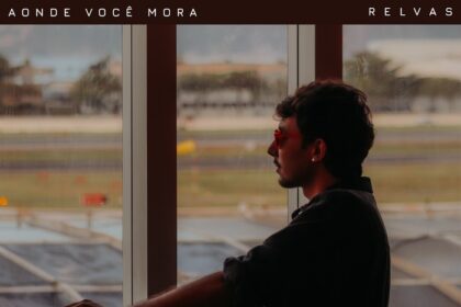 Relvas fala sobre a vontade de fazer o amor acontecer e conexões intensas no novo single “Aonde você Mora”