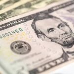 Dólar: moeda recua após sessão volátil e mercado reage ao cenário externo