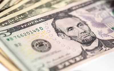 Dólar: moeda recua após sessão volátil e mercado reage ao cenário externo