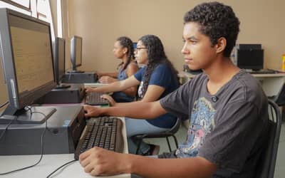 Internet chega a mais de 6 mil escolas públicas do Paraná
