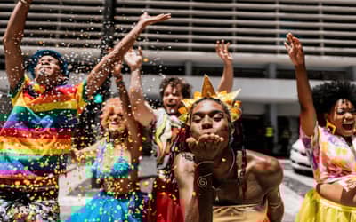 Carnaval deve movimentar entre R e R bilhões para o turismo em 2026