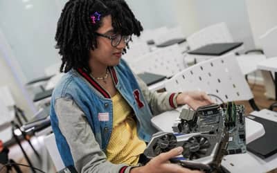 Carreta Digital: MCOM oferece cursos de tecnologia para pessoas trans e travestis em Recife (PE)