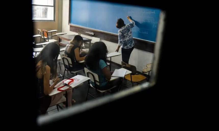 Governo sanciona lei que aumenta piso salarial de professores da educação básica, impactando os cofres municipais (19 de junho de 2026)