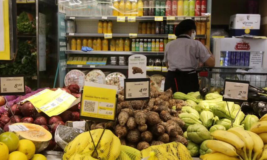 Intenção de Consumo das Famílias cai 0,6% em agosto, atingindo menor nível desde março (agosto 2026)