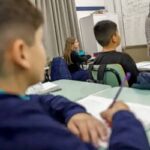 Educação brasileira enfrenta déficit de aprendizagem e falta de profissionais STEM, alerta estudo da CNI