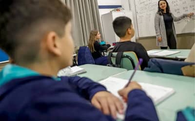 Educação brasileira enfrenta déficit de aprendizagem e falta de profissionais STEM, alerta estudo da CNI