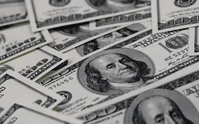 Dólar cai 4,12% e bate maior baixa diária desde 2018