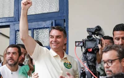 Flávio Bolsonaro mantém vantagem nas pesquisas, mas cenário ainda instável