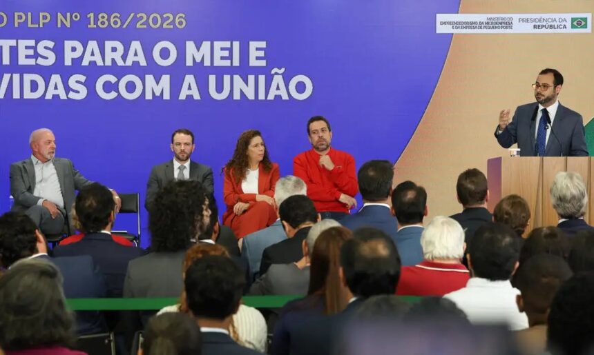 Lula sanciona lei que eleva teto do MEI e perdoa dívidas federais