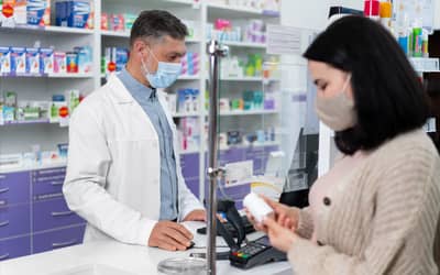 Piso salarial de R$ 6.500 para farmacêuticos gera alerta de R$ 309 milhões em impacto municipal