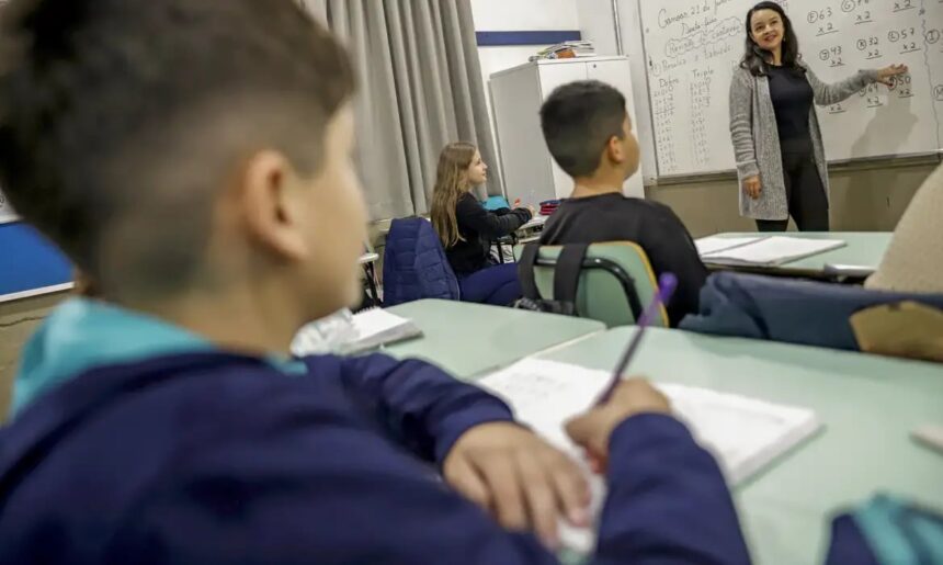 STF fixa aplicação do piso salarial do magistério a professores temporários a partir de 2027